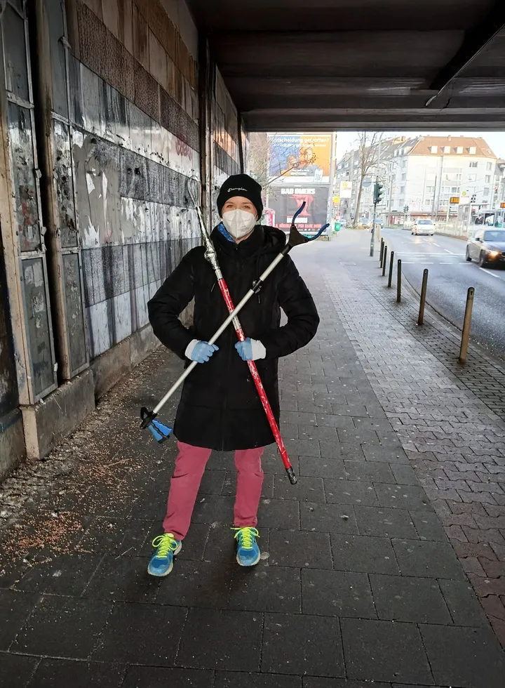 Helferin mit Ausrüstung für eine Taubensicherung
